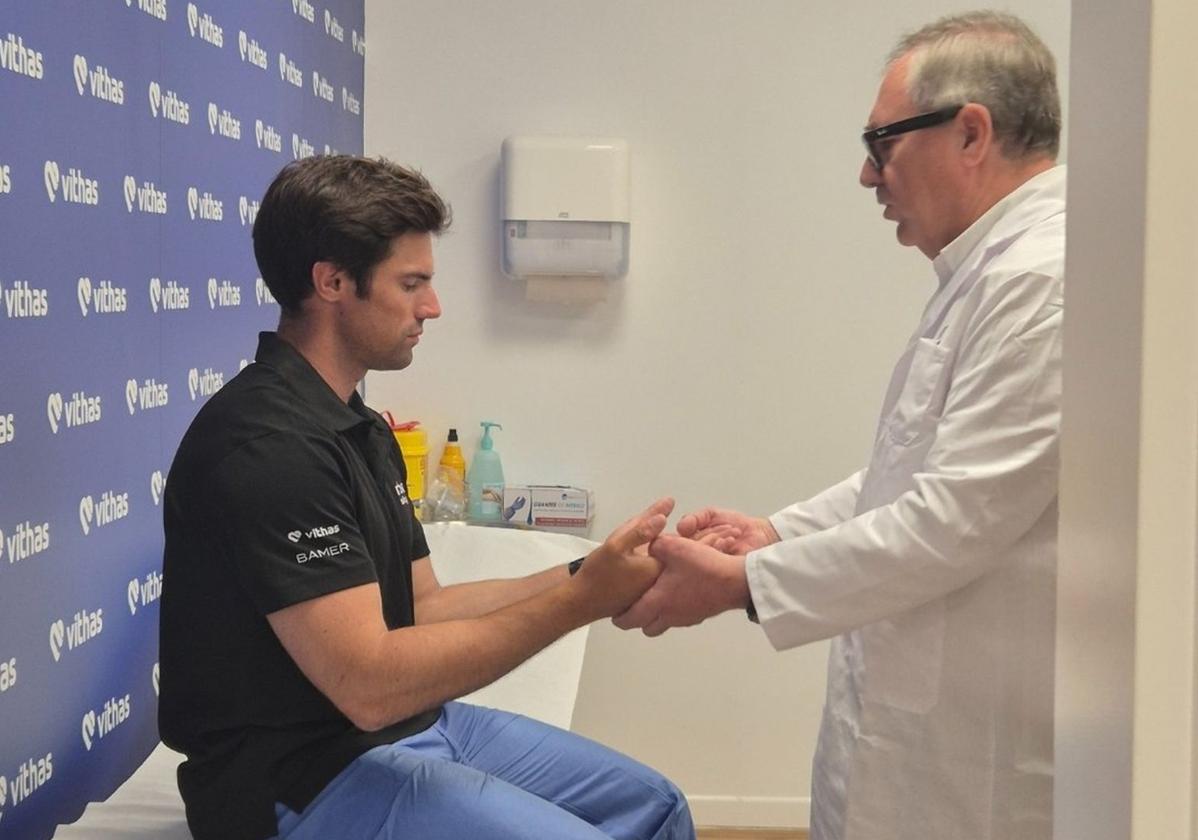El Dr. Antonio Narváez realizando los chequeos.