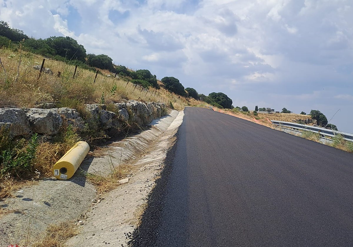 Vista del asfaltado en la carretera MA-7402.