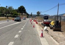 Aunque ya ha finalizado el asfaltado del último tramo de la carretera de Istán los trabajos de acerado continúan.