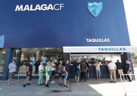 Los aficionados hacen cola en las taquillas de La Rosaleda este martes para adquirir el abono.