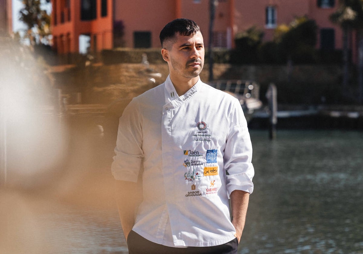 Guillermo Collado, junto a la terraza del restaurante.