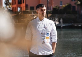 Guillermo Leiva, junto a la terraza del restaurante.