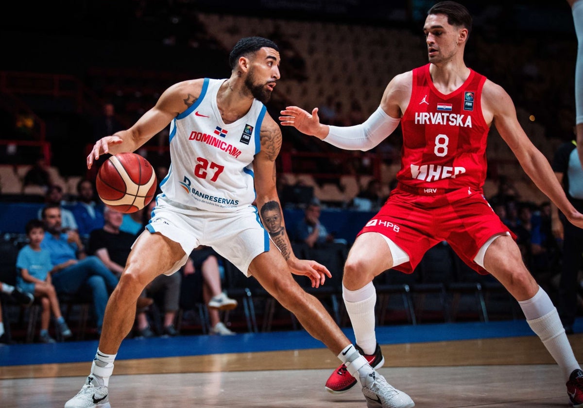 Chris Duarte, ante Hezonja en un partido entre la República Dominicana y Croacia en el torneo Preolímpico.