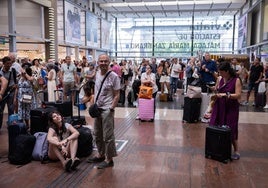 Viajeros afectados por los retrasos en Málaga.