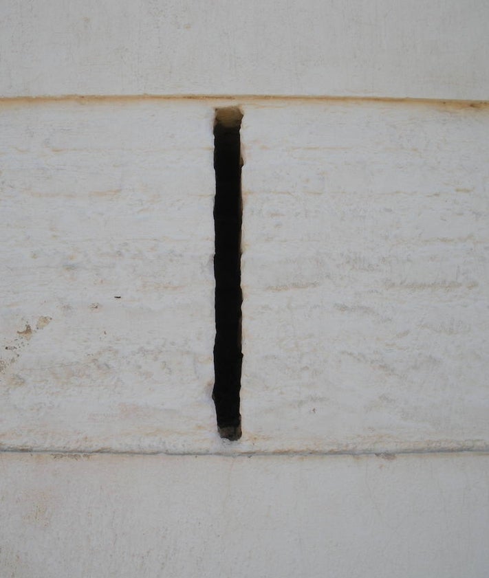 Imagen secundaria 2 - En la primera imagen, el exterior del polvorín muestra su construcción con dos naves y cubierta a dos aguas, una innovación en la época. En la segunda, contrafuertes en los muros para resistir las explosiones y ataques al edificio. En la última, pequeña abertura vertical que consigue que la estructura no se debilite, pero se pueda ventilar el interior.
