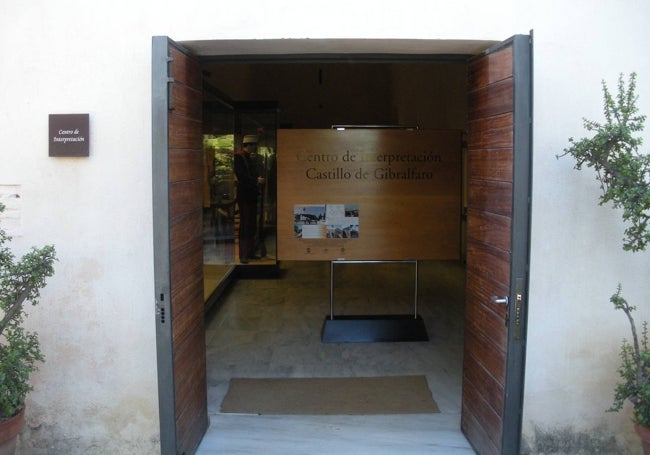 Entrada actual al centro de interpretación, antiguo polvorín del Castillo de Gibralfaro.