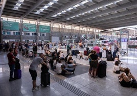 Largas esperas en el andén de la estación María Zambrano, ayer.
