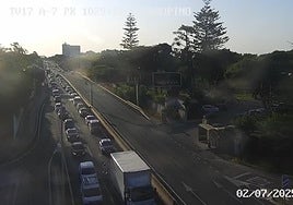 Coches en la zona afectada por el accidente, sobre las 8.30 horas.
