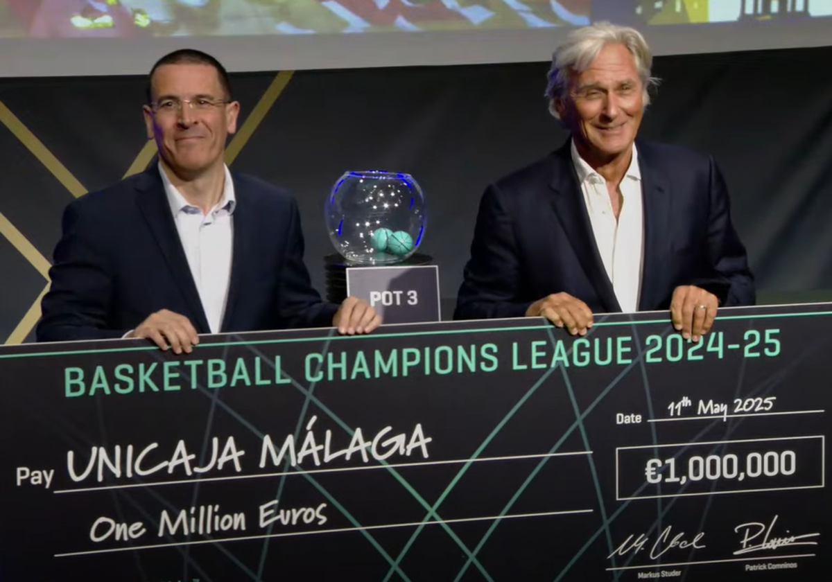 Paco Sáez, gerente del Unicaja, a la izquierda, recogió el cheque del millón.