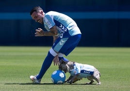Joaquín pugna por el balón con su perra malaguista durante su presentación.