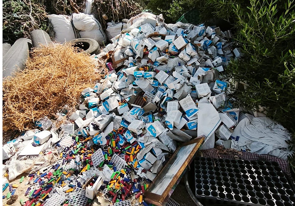 Miles de mecheros, arrojados en un paraje lleno de vegetación, en la linde de Torremolinos y Málaga.