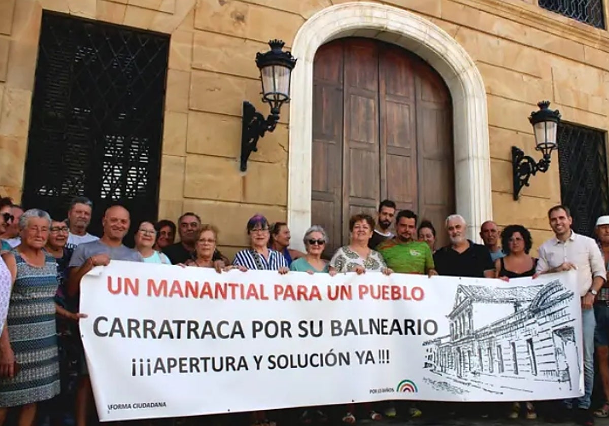 Toni Valero en Carratrataca junto a los vecinos que han pedido la reapertura del hotel balneario.