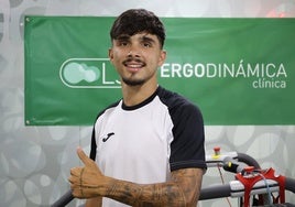 Kevin pasa el reconocimiento médico como nuevo jugador del Córdoba.