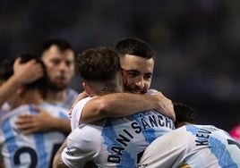 Dani Sánchez y Ramón se abrazan después de la asistencia del medio centro para el gol del lateral.