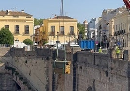 Las bajada del material por el Puente Nuevo de Ronda.