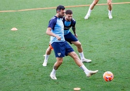 Álex Pastor da un pase en un rondo del último entrenamiento de la pasada temporada.