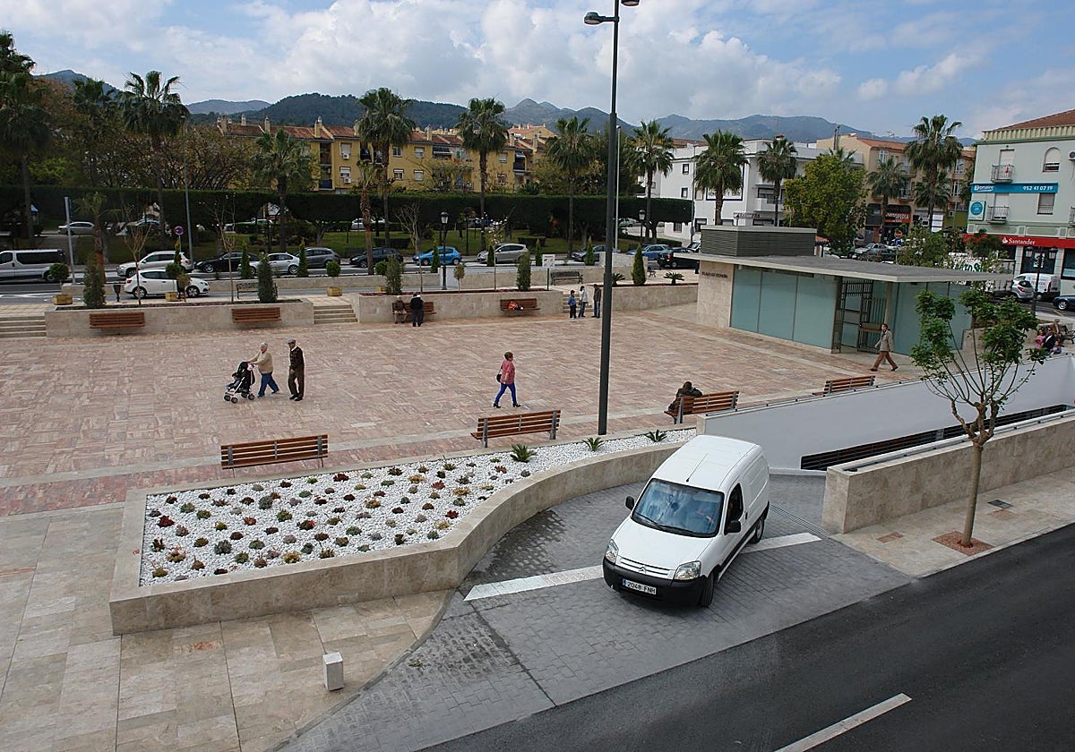 Un vehículo sale del aparcamiento de la plaza de España.
