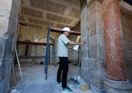 Los trabajos han recuperado el color rosáceo de las columnas de la fachada.