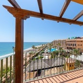 Vista de la zona de piscinas y jardines de un hotel en primera línea de playa de la Costa del Sol.