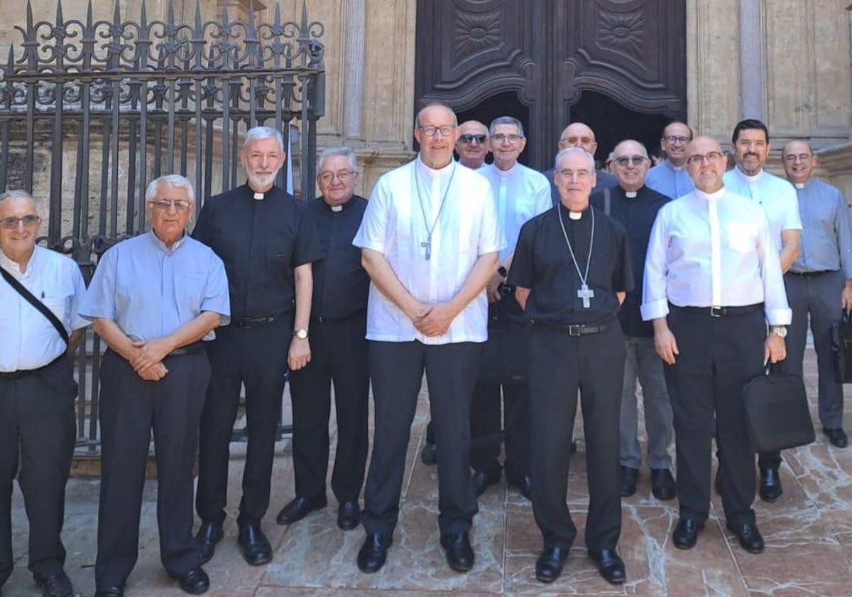 José Antonio Satué y Jesús Catalá, en el centro, junto a miembros del Cabildo de la Catedral.