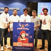 Organización y colaboradores del evento solidario, junto al cartel.