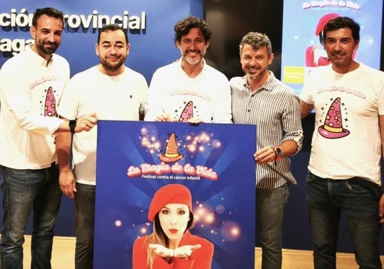 Organización y colaboradores del evento solidario, junto al cartel.