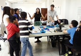 Ayla Lupien y Danio Baù, rodeados de alumnos de Technomatic Academy.