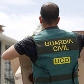 Imagen de archivo de un agente de la UCO de la Guardia Civil durante un operativo.