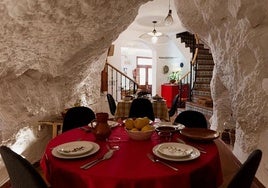 Comedor dentro de la casa cueva de Villa 42.