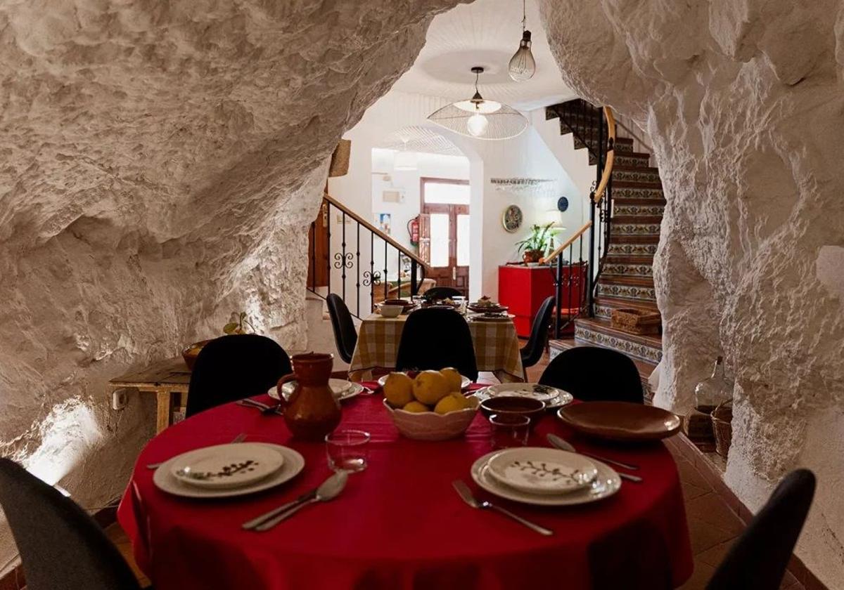 Comedor dentro de la casa cueva de Villa 42.