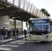 Viajeros en la parada del bus de Muelle Heredia.