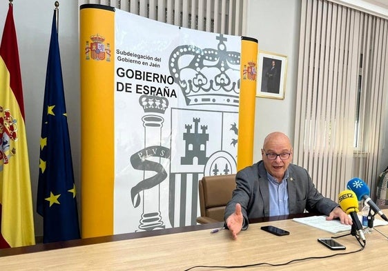 El subdelegado del Gobierno en Jaén, Manuel Fernández, en la rueda de prensa de ayer tras lo hechos.