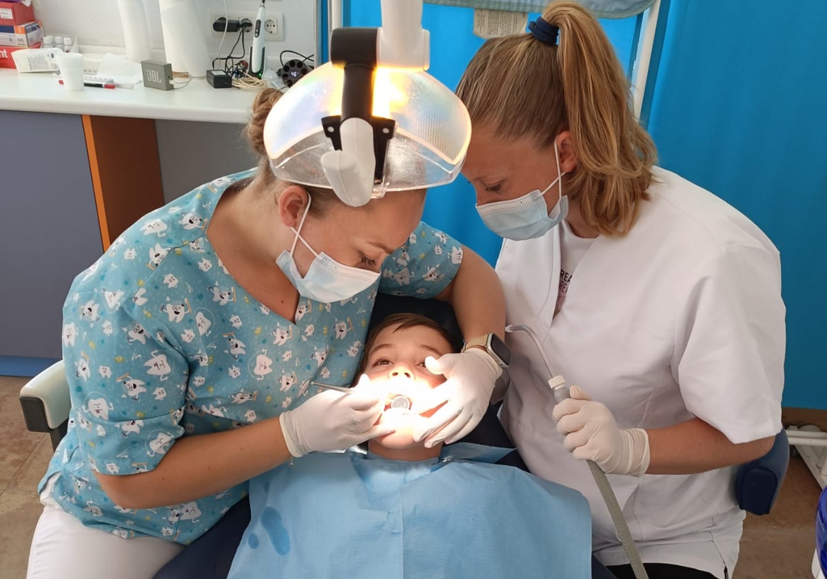 El programa 'Renovando Sonrisas' de Fundación Héroes ofrece atención odontológica a colectivos en riesgo de exclusión social o situación de pobreza.