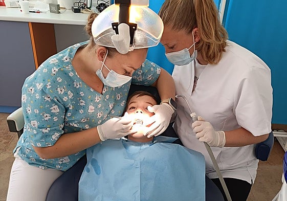 El programa 'Renovando Sonrisas' de Fundación Héroes ofrece atención odontológica a colectivos en riesgo de exclusión social o situación de pobreza.