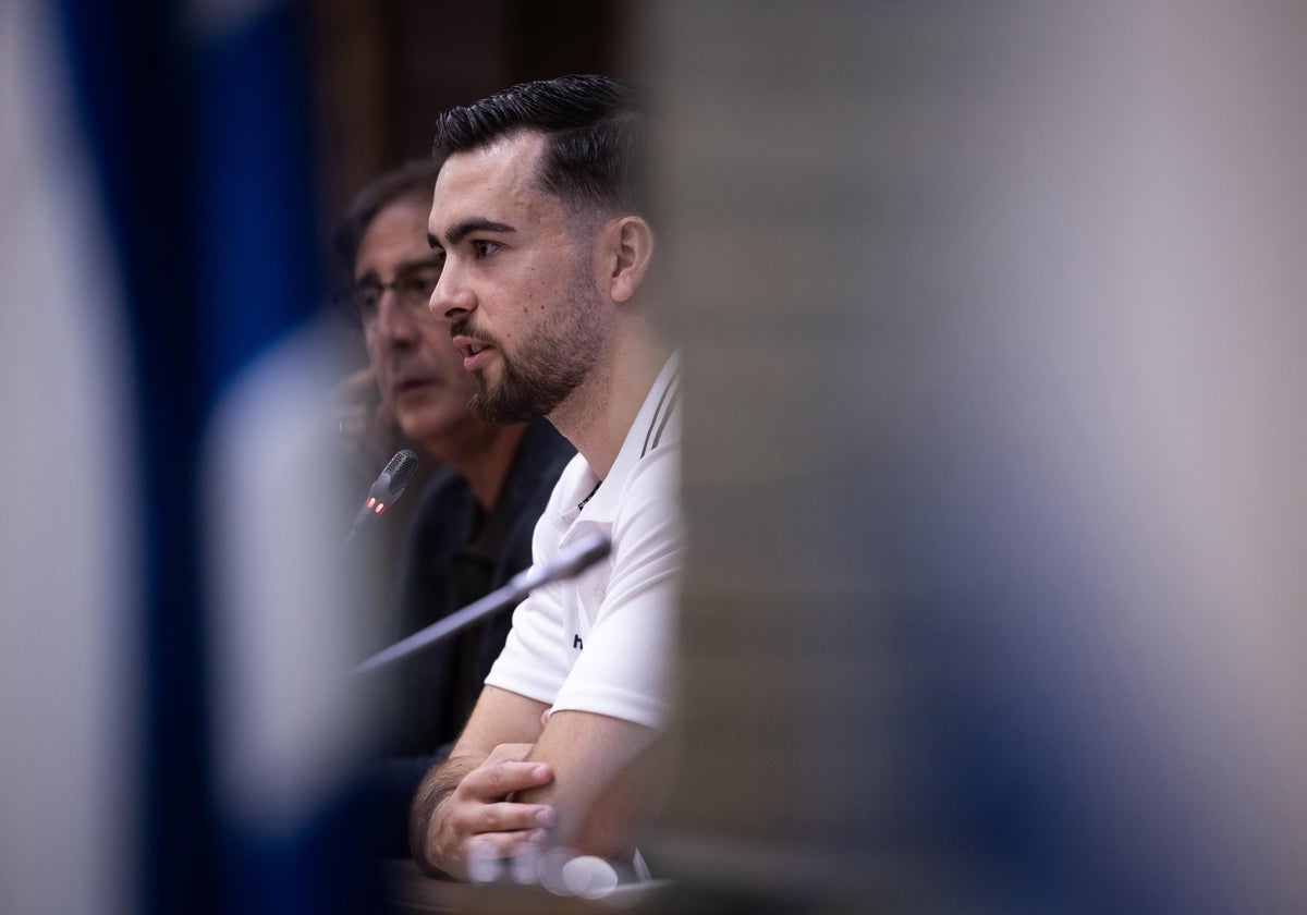Ramón comparece ante los medios por su renovación.