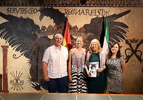 La alcaldesa de Marbella, Ángeles Muñoz, ha recibido en el Ayuntamiento a la artista Laura Chaplin.