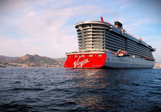 El crucero de Virgin, fondeado en la Bahía con la ciudad al fondo.
