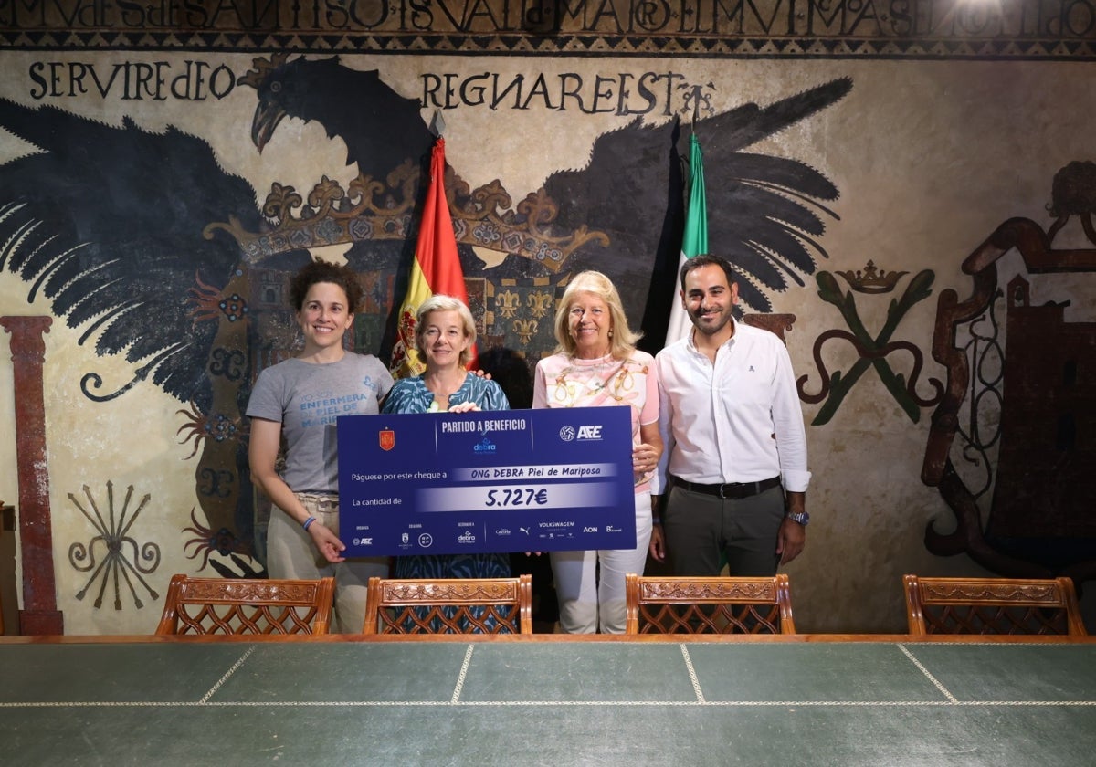 La alcaldesa, Ángeles Muñoz, ha hecho entrega del cheque.