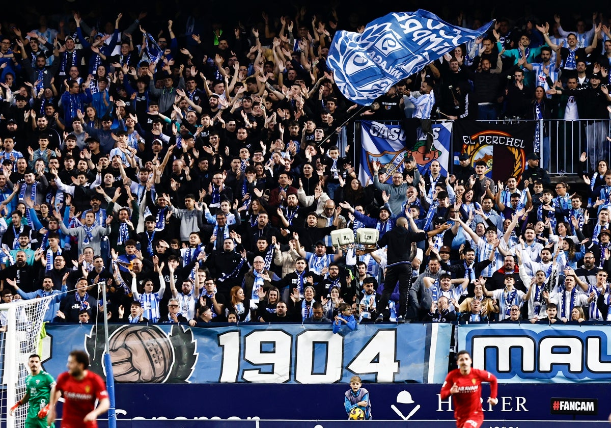 El Fondo Sur de La Rosaleda anima al Málaga en el partido frente al Zaragoza.