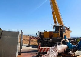 Maquinaria pesada trabajando en el pozo.