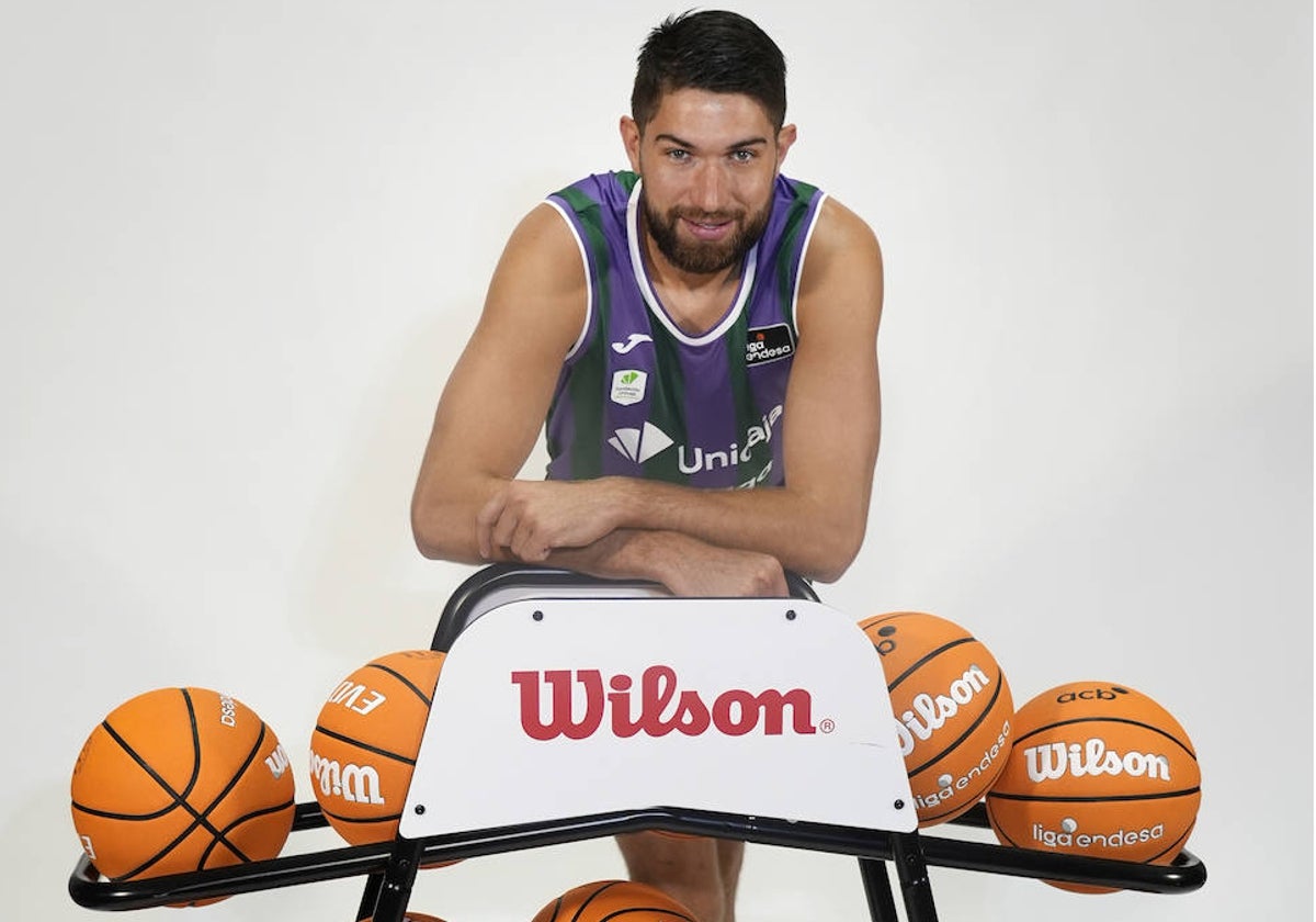 Killian Tillie posa en una sesión de fotos para la Liga Endesa.
