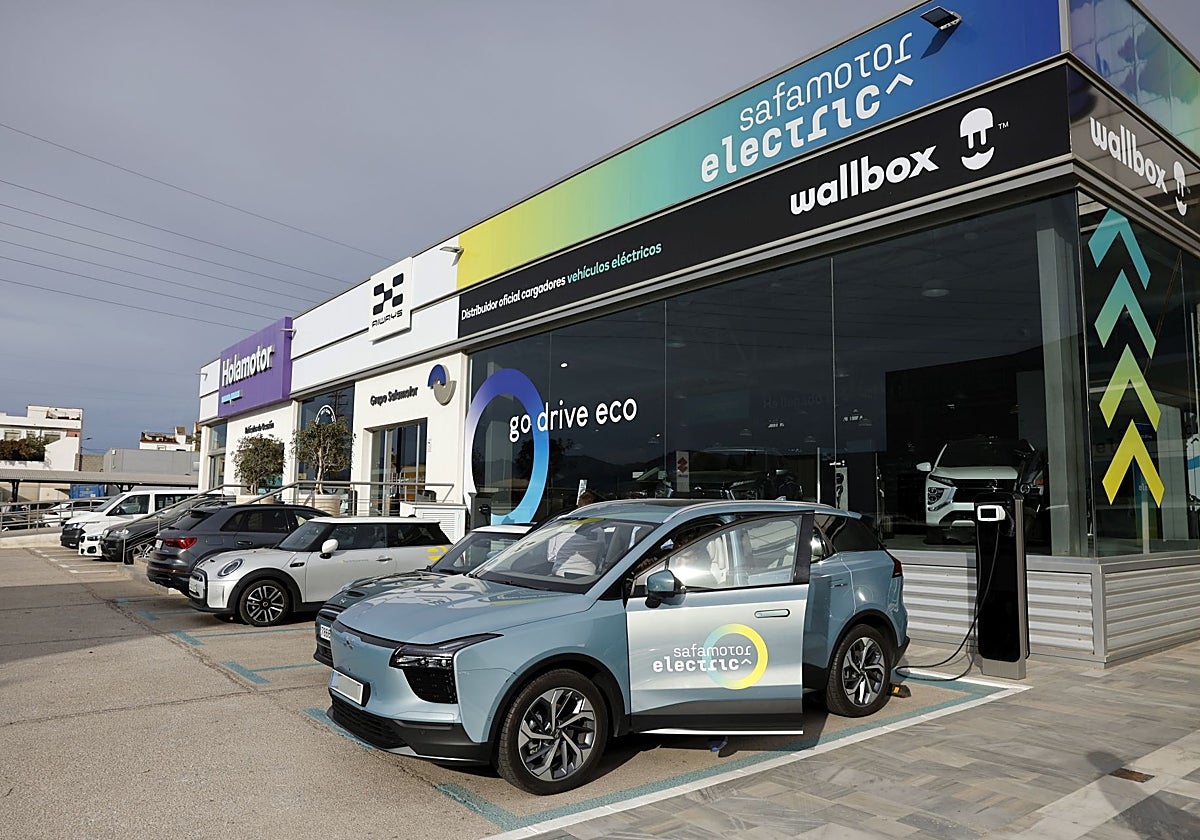 Coches eléctricos nuevos a la venta en un concesionario de Málaga.