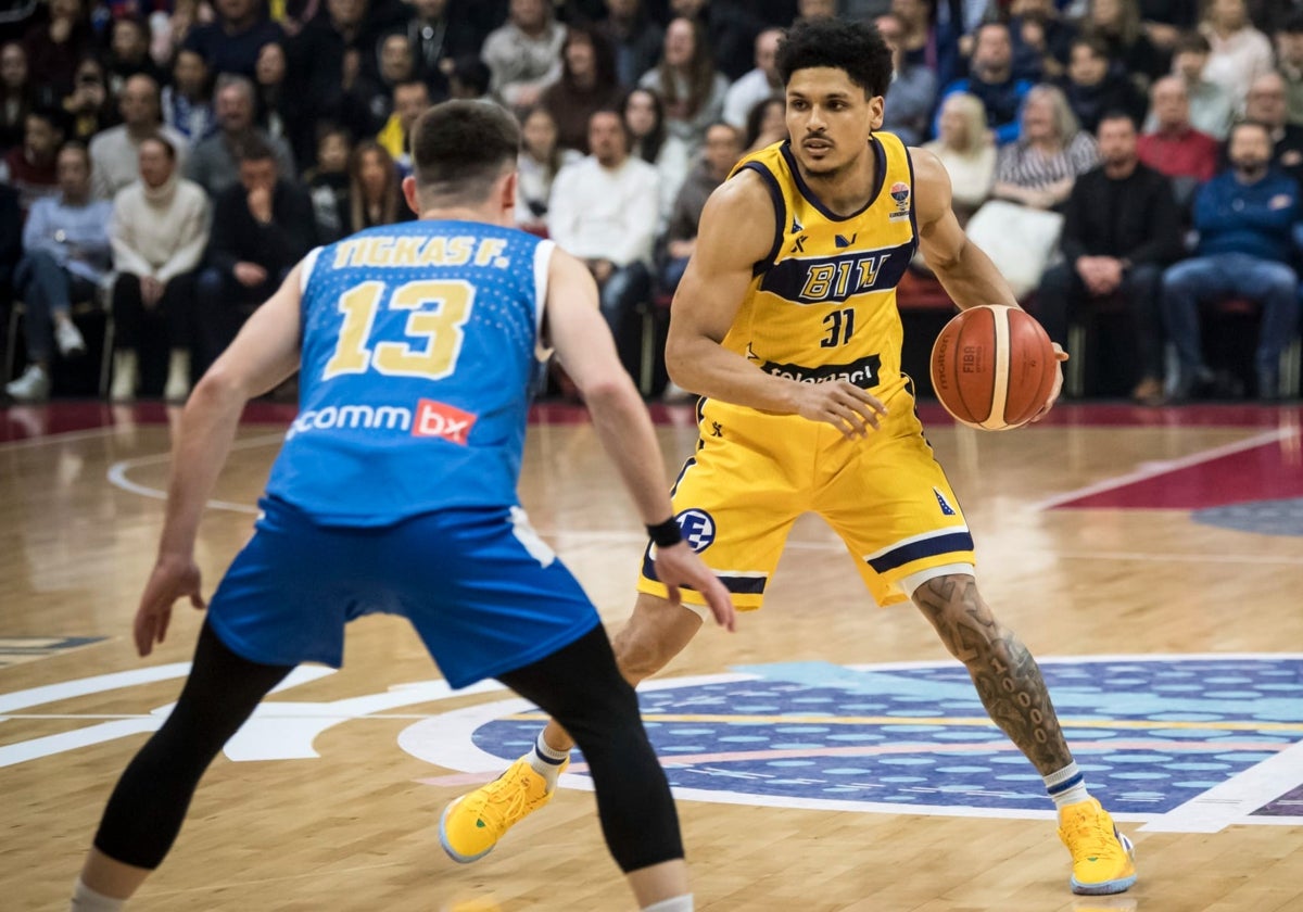 Xavier Castañeda, en un partido con Bosnia.