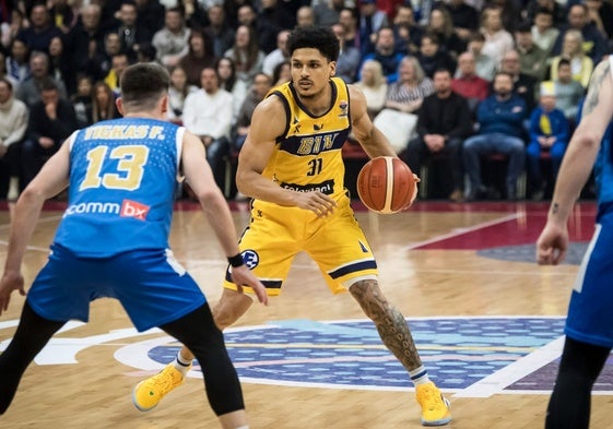 Xavier Castañeda, en un partido con Bosnia.