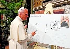 El Papa firma en una postal gigante con el sello realizadocon el retrato del músico Da Palestrina, obra de Berzosa::