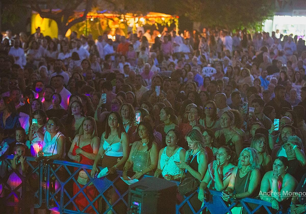 Gente durante una de las actuaciones en el Corpus de Casabermeja.