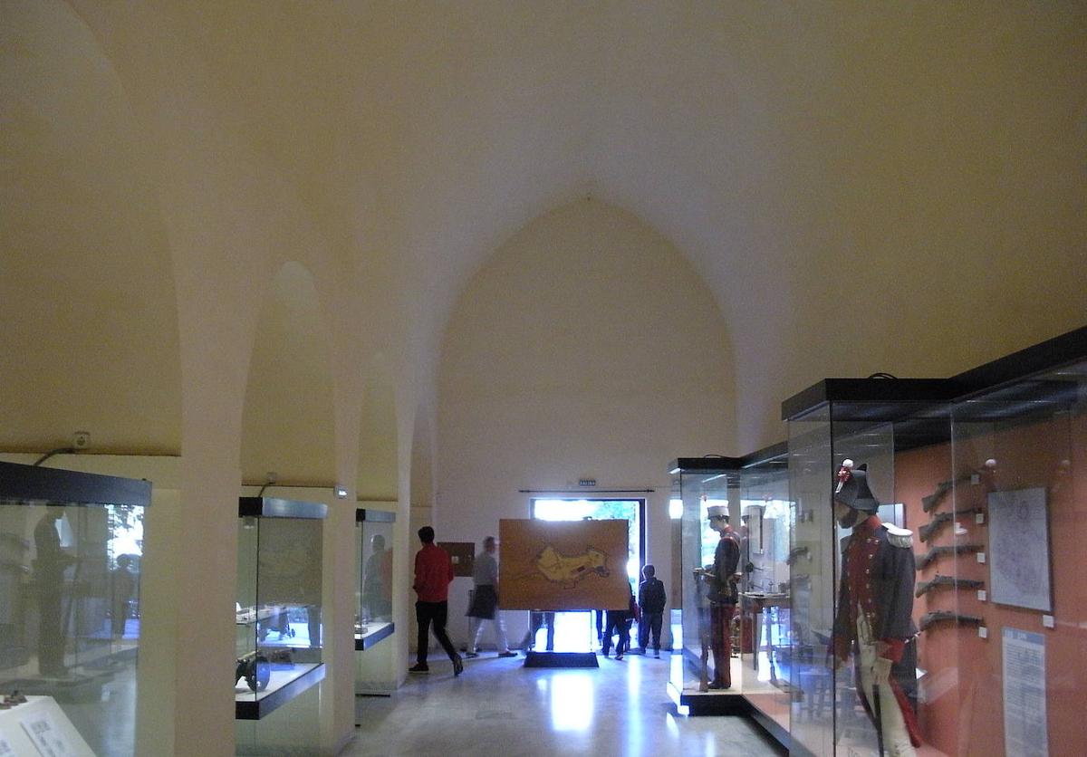 Arco gótico de una de las naves del antiguo polvorín, convertido en centro de interpretación del Castillo de Gibralfaro.