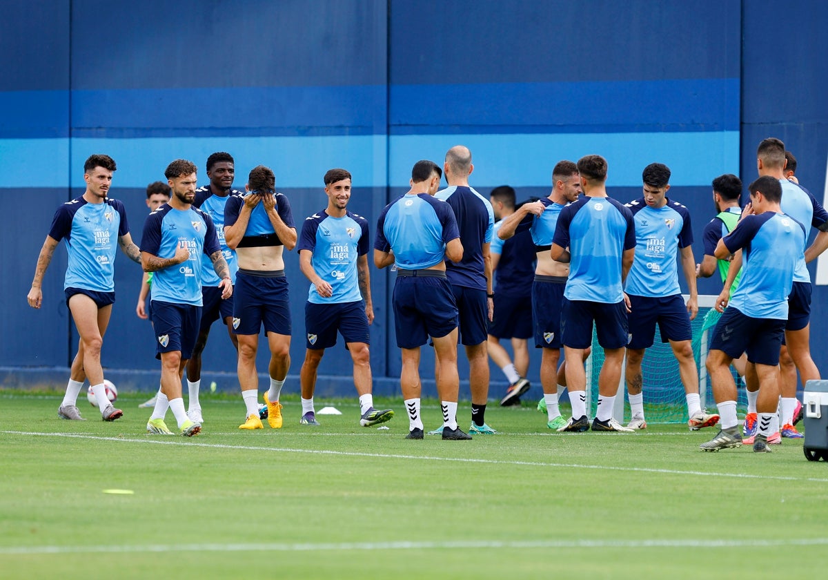 Los jugadores del Málaga, durante una pausa en un entrenamiento de la pasada temporada.