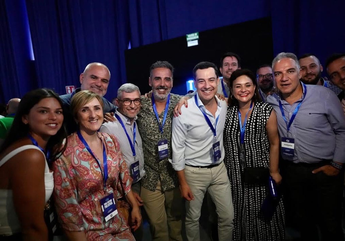 Bendodo, Juanma Moreno, la alcaldesa de Torremolinos, Margarita del Cid, y compromisarios malagueños.