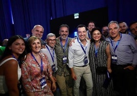 Bendodo, Juanma Moreno, la alcaldesa de Torremolinos, Margarita del Cid, y compromisarios malagueños.